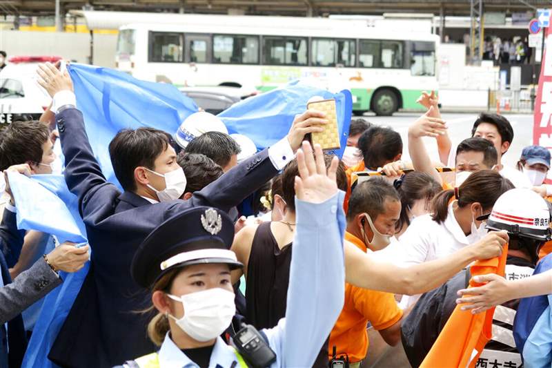 安倍晉三遇刺:圖為日本奈良縣的近鐵大和西大寺站外的地方,日本前首相安倍晉三2022年7月8日在站外進行拉票演說時遭人槍擊,后處于心肺停止狀態。 事發時,現場約有30人。 圖為案發后群眾聚集圍觀。 (AP) 安倍晉三逝世|日本前首相支持國產貨追捧Seiko卻并非價錢行先-復刻表