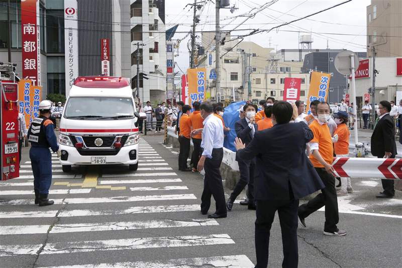 安倍晉三遇刺:圖為日本奈良縣的近鐵大和西大寺站外的地方,日本前首相安倍晉三2022年7月8日在站外進行拉票演說時遭人槍擊,后處于心肺停止狀態。 事發時,現場約有30人。 圖為案發后群眾聚集圍觀。 (AP) 安倍晉三逝世|日本前首相支持國產貨追捧Seiko卻并非價錢行先-復刻表