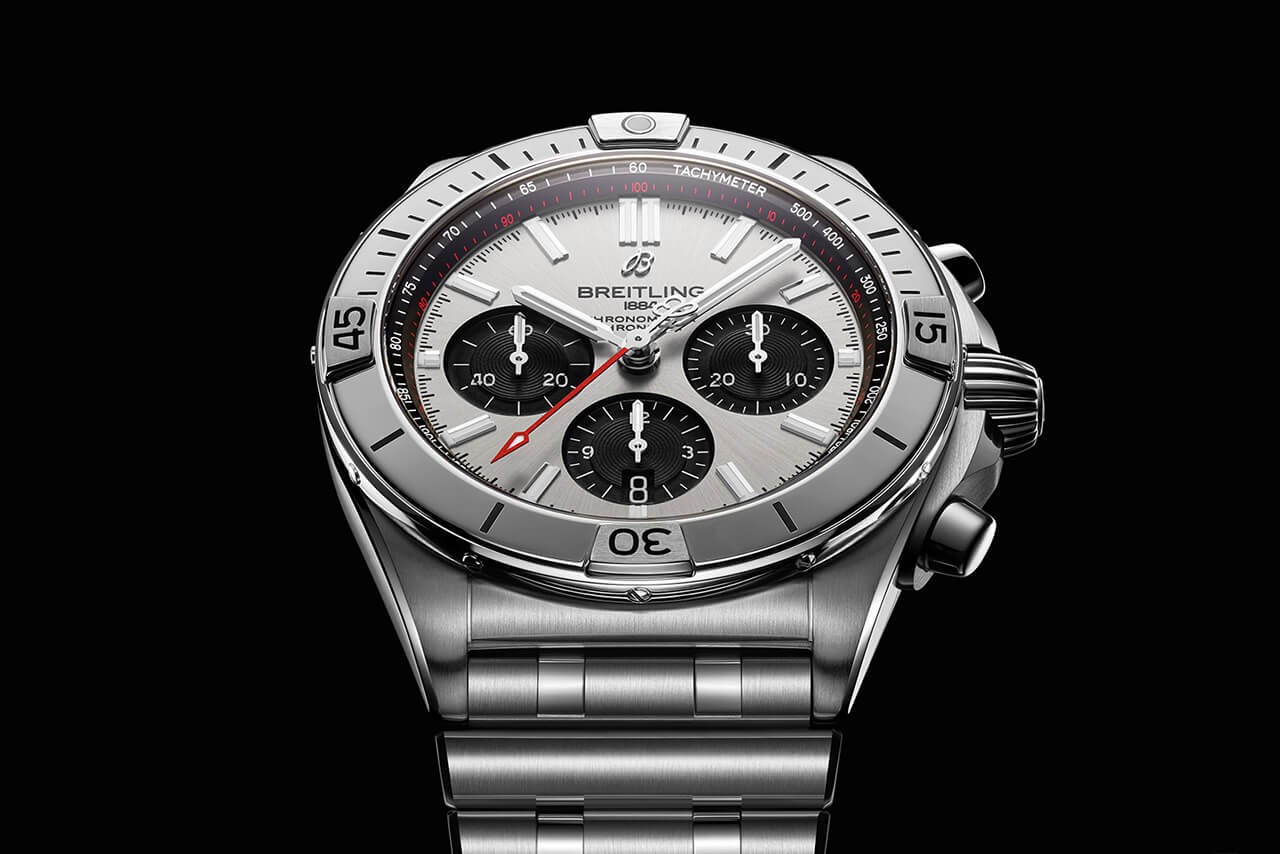 百年靈 Chronomat B01 42，銀色表盤和黑色對比色計時盤