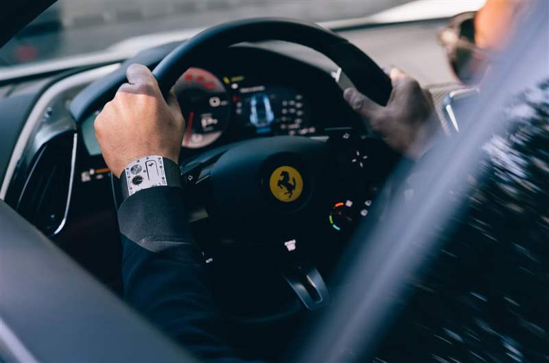 RM UP-01 Ferrari(圖片來源:Richard Mille) Richard Mille首度聯乘Ferrari 1.75mm成最薄表王輕盈卻耐撞-復刻表