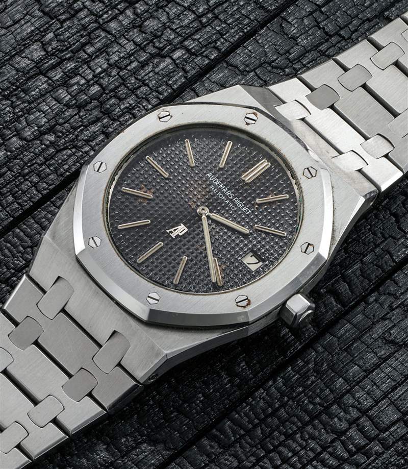 型號5402ST Royal Oak A Series「The A2」精鋼鏈帶腕表以1,058,500瑞士法郎成交（約838萬港元），亦創下古董Royal Oak歷來世界拍賣紀錄。 （圖片來源：富藝斯）