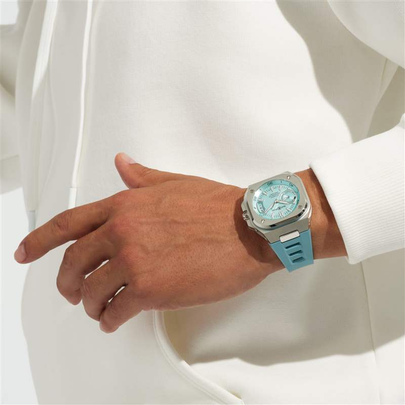 手腕上的 Bell & Ross 藍色 br x5