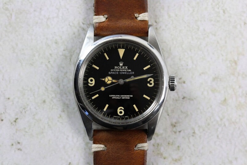 同樣是1016,但這款表面12點位置的「EXPLORER」消失了,改為「SPACE DWELLER」一行英文字。 背后原 回顧Rolex Explorer歷史|369豈止是勞力士入門表!-復刻表